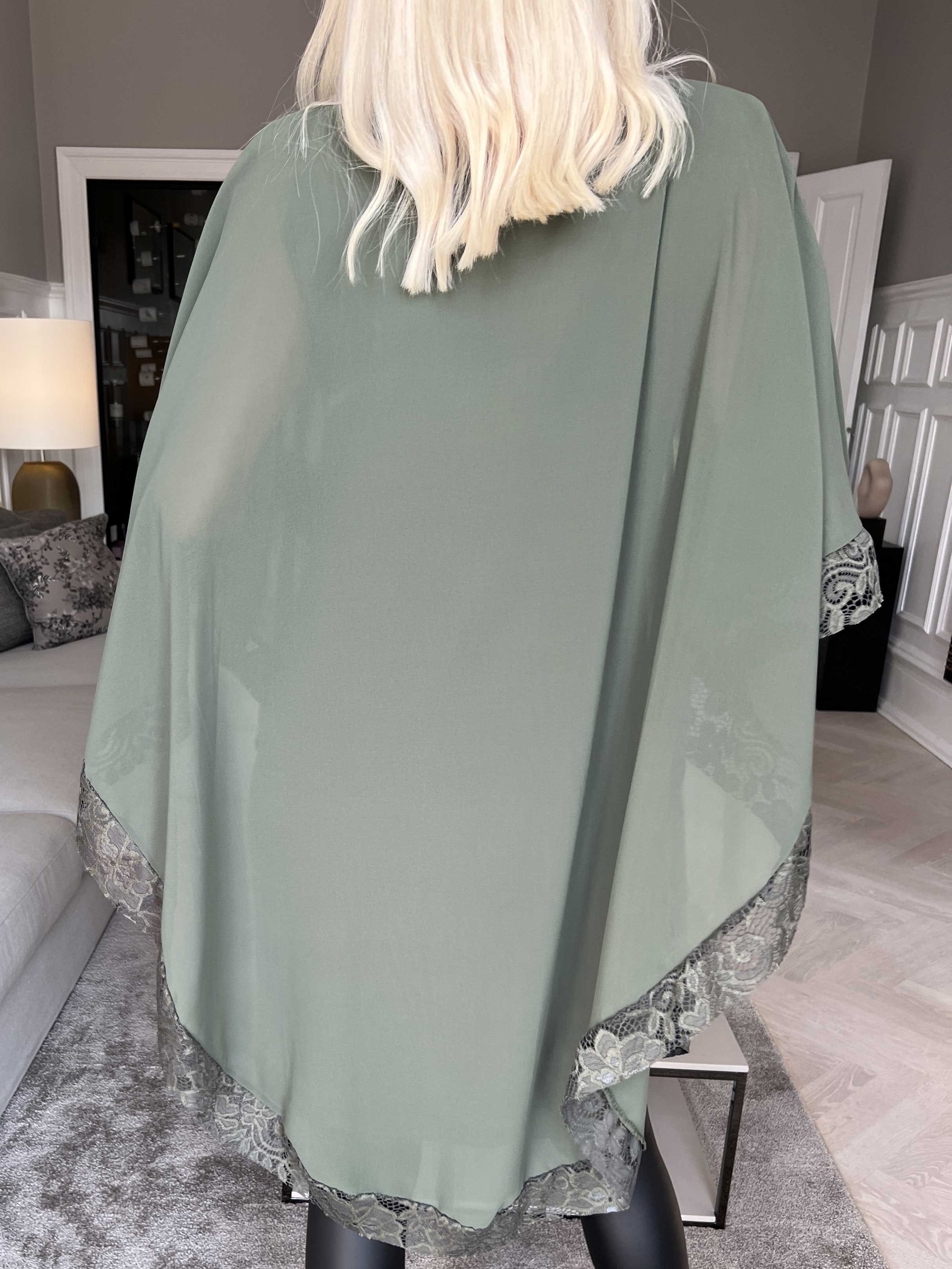 Kenya Edge - Tunikaklänning med chiffonglager och spetskant